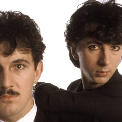 Изпълнителят на електронна и поп музика Дейв Бол част от