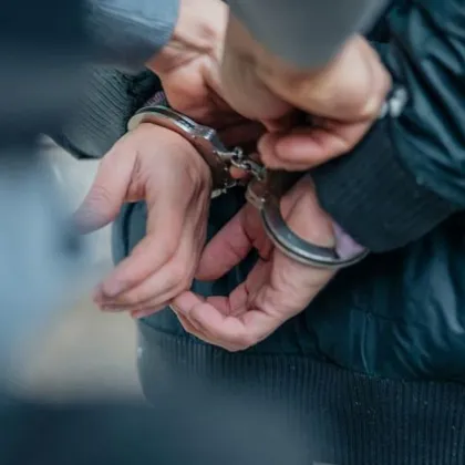 Мъж опита да нахлуе с автомобил в двора на посолството на