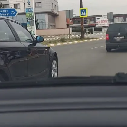 Дама с БМВ показа как не се излиза от кръгово