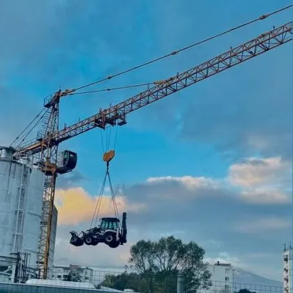 Същинско чудо стана посред бял ден в София Тежък багер