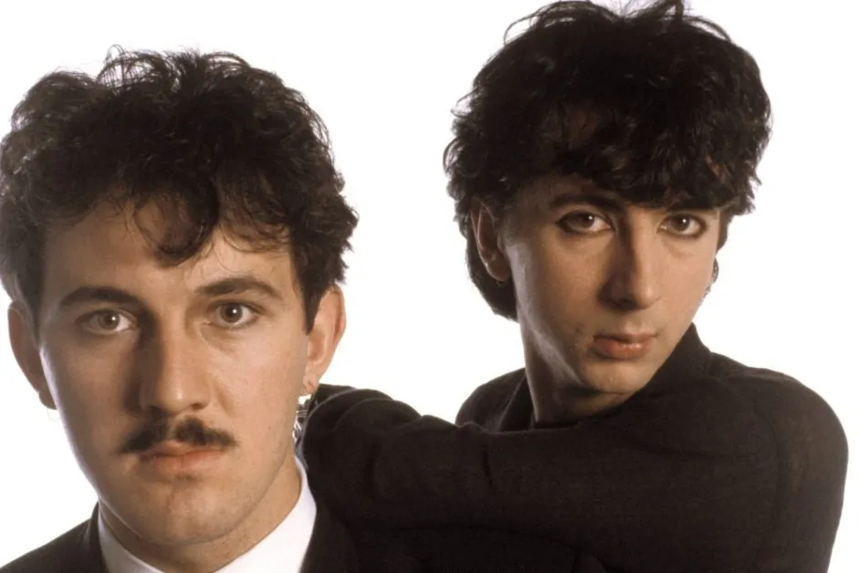 Почина изпълнител от песента "Tainted Love"