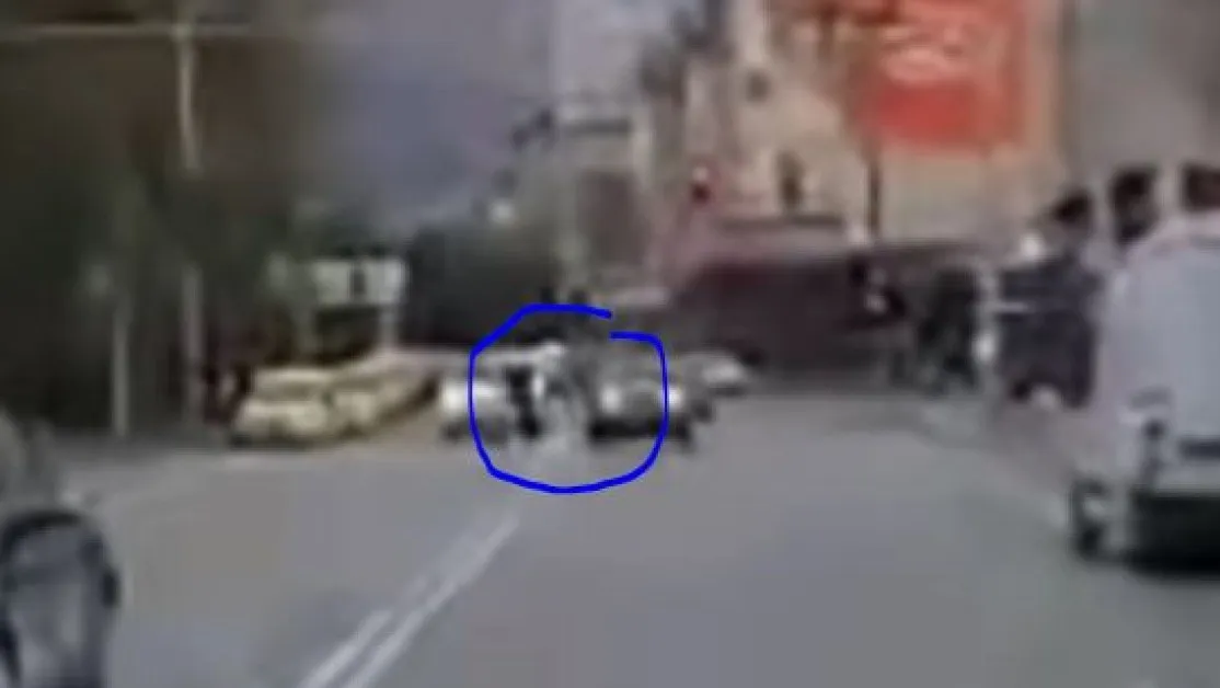 През насрещното: Джип засече пешеходец на "зебра", получи ритник ВИДЕО