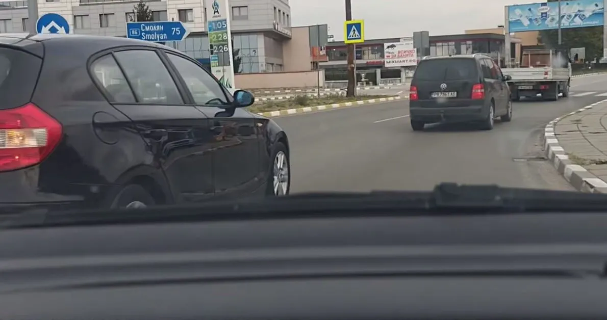 Шофьорка с БМВ показа как не се излиза от кръгово СНИМКИ