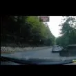 Напряко! Водач с БМВ изпревари отдясно и през отбивка ВИДЕО Напряко! Водач с БМВ изпревари отдясно и през отбивка ВИДЕО