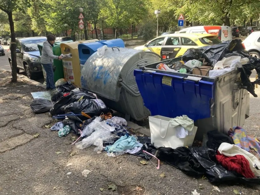 Впрягат 14 камиона да чистят "Люлин" и "Красно село" от боклуците