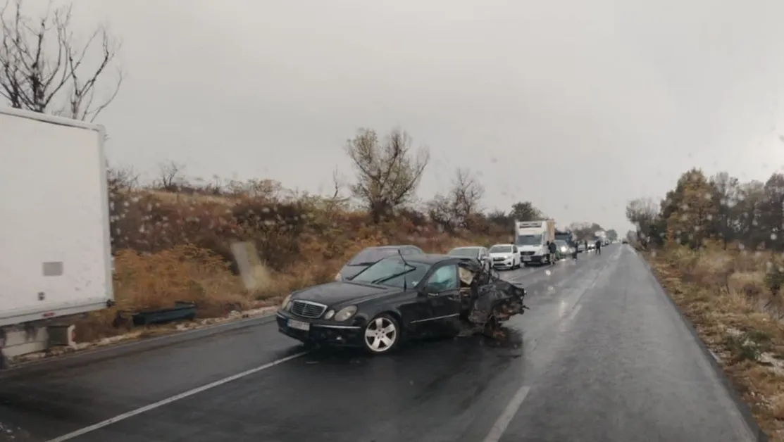 Бус и кола се блъснаха челно на пътя Пловдив - Карлово