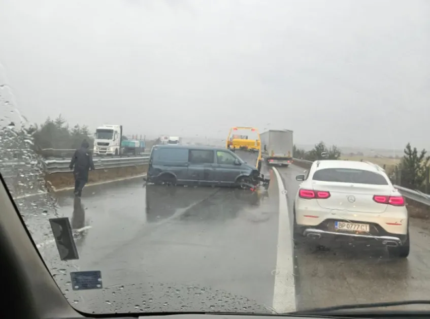 Бус се завъртя на път в Софийско СНИМКА