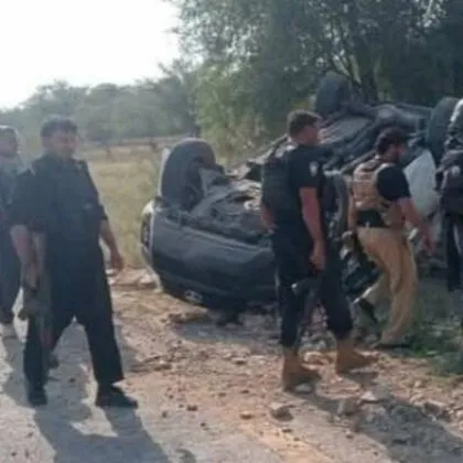 Мощна крайпътна бомба удари полицейско превозно средство в петък в