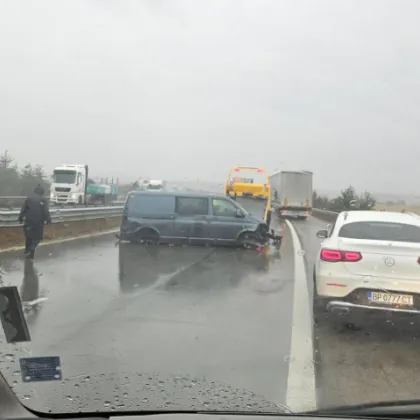 Катастрофа затрудни движението по пътя към София тази сутрин малко