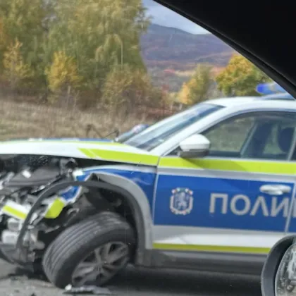 Катастрофа между полицейска кола и лек автомобил край Пирдоп