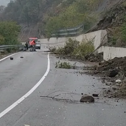 Свлачище затруднява движението по пътя Кричим – Девин За това