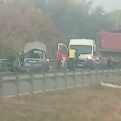 Силно затруднено е движението на околовръстния път заради катастрофа възникнала