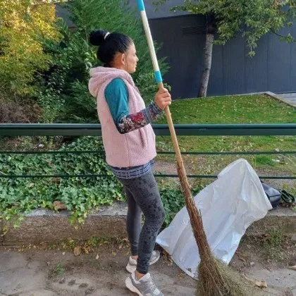 Утрото започва с Мариана – усмивката, която мете улиците на Стара Загора Утрото започва с Мариана – усмивката, която мете улиците на Стара Загора