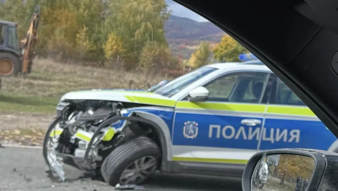 Пуснаха движение по Подбалканския път в участъка, където стана ПТП с полицейска кола