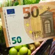 Грък замеря минувачи с банкноти по 50 евро