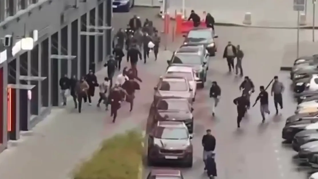 Масово сбиване между мигранти с лопати в Москва ВИДЕО