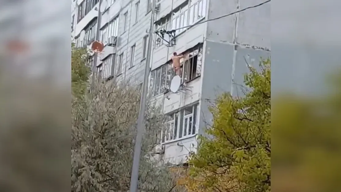 Мъж с прашки скочи от прозорец на жилищен блок ВИДЕО