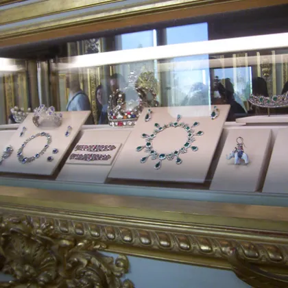 Пет дни след грандиозния обир в Лувъра част от ценната