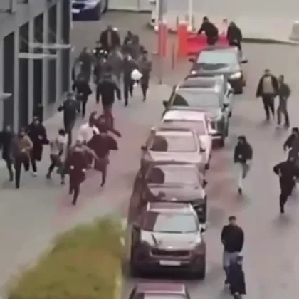 Масово сбиване с участието на мигранти използващи лопати и пътни