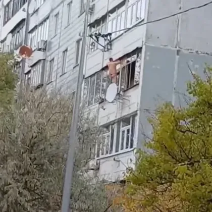 Мъж с прашки скочи от прозорец на жилищен блок ВИДЕО Мъж с прашки скочи от прозорец на жилищен блок ВИДЕО