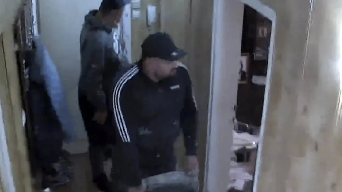 Група "майстори" в столичен блок - възрастна жена стана жертва на измамници СНИМКИ