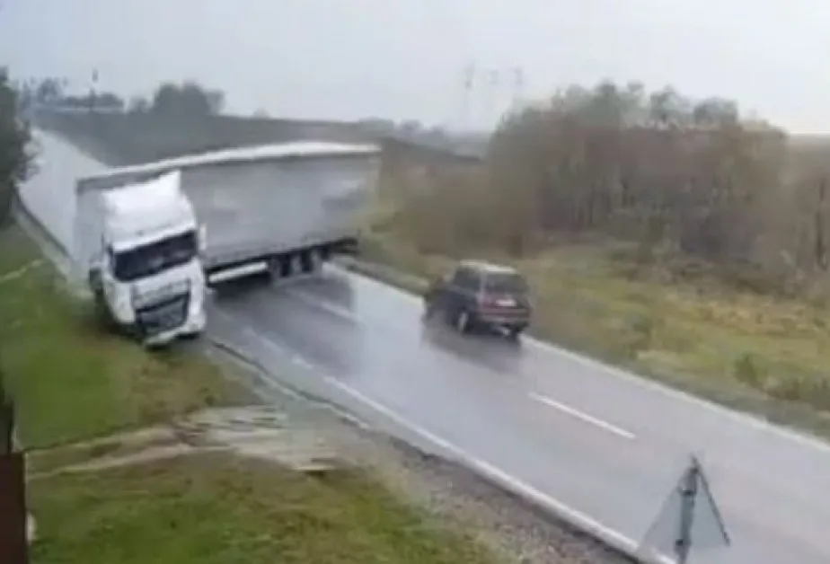 Камион поднесе и отнесе кола, има жертви ВИДЕО