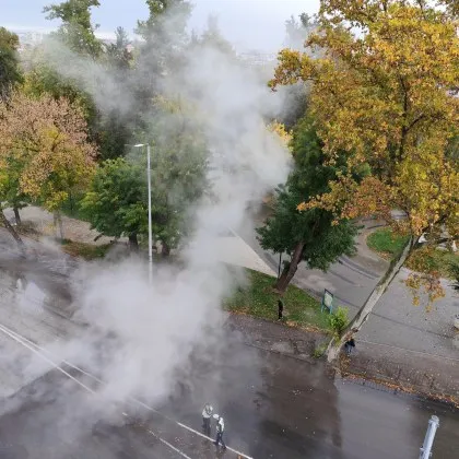 Вряла вода изригна от шахта по главна улица в Плевен и