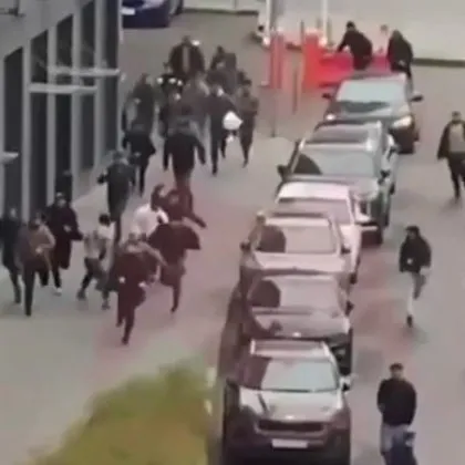 Повече от 80 души са били отведени в полицейски управления