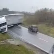 Камион поднесе и отнесе кола, има жертви ВИДЕО Камион поднесе и отнесе кола, има жертви ВИДЕО