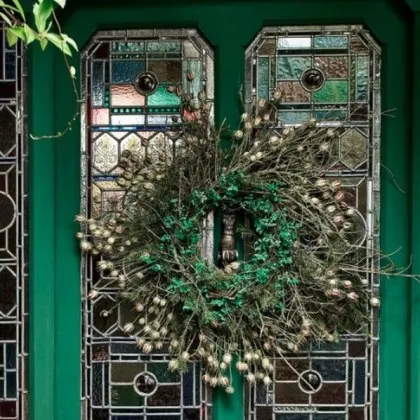 Една прясно боядисана входна врата има силата да предефинира изцяло