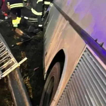 Автобус превозващ 14 работници от Мини Марица Изток надвисна над