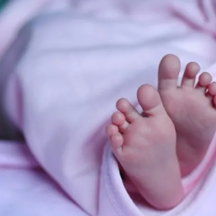 Бебе е в болница със счупен череп след като по