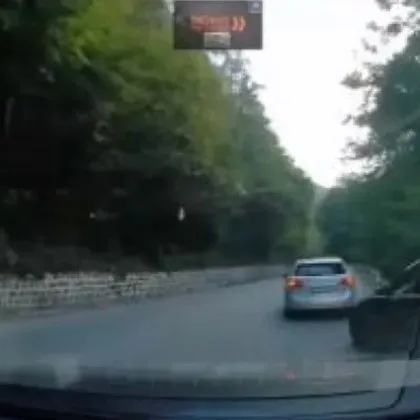 Водач с БМВ спретна безумно изпреварване на път в Софийско Тъмното