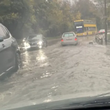 Заради наводнение на пътното платно в района на ресторант Лебед