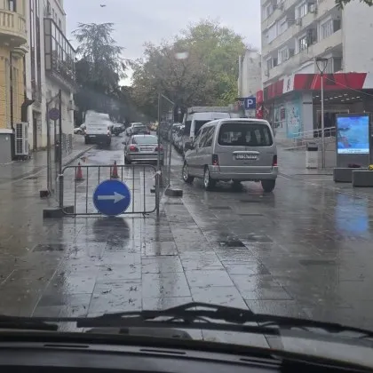 Сгрешен пътен знак праща шофьори към пешеходната зона в центъра