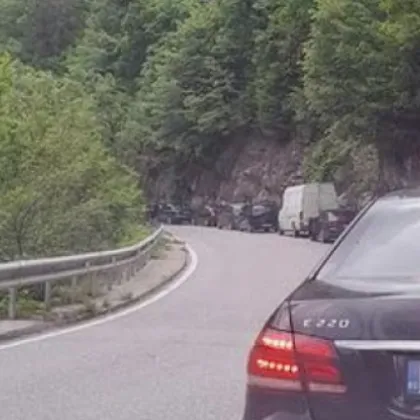 Спира се движението и в двете посоки по пътя Асеновград