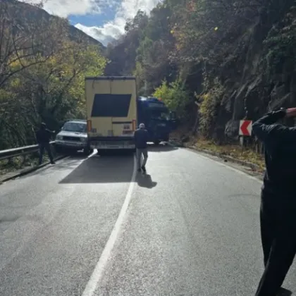 Спряха движението по пътя Асеновград - Смолян Спряха движението по пътя Асеновград - Смолян