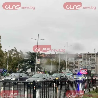 Верижна катастрофа между три автомобила е станала днес на пловдивския