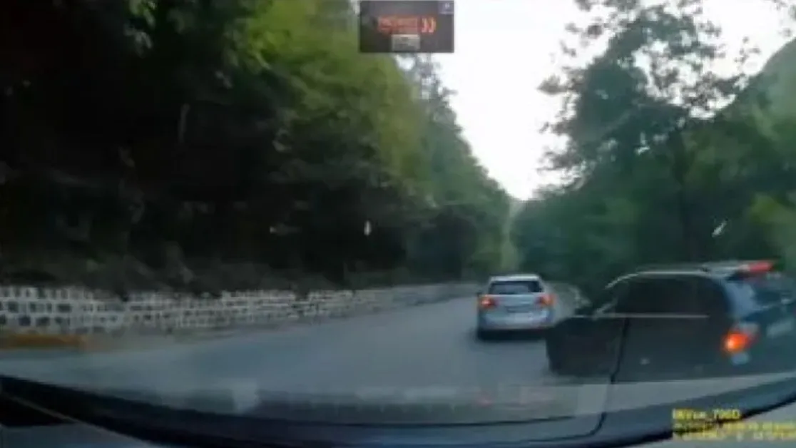 Напряко! Водач с БМВ изпревари отдясно и през отбивка ВИДЕО