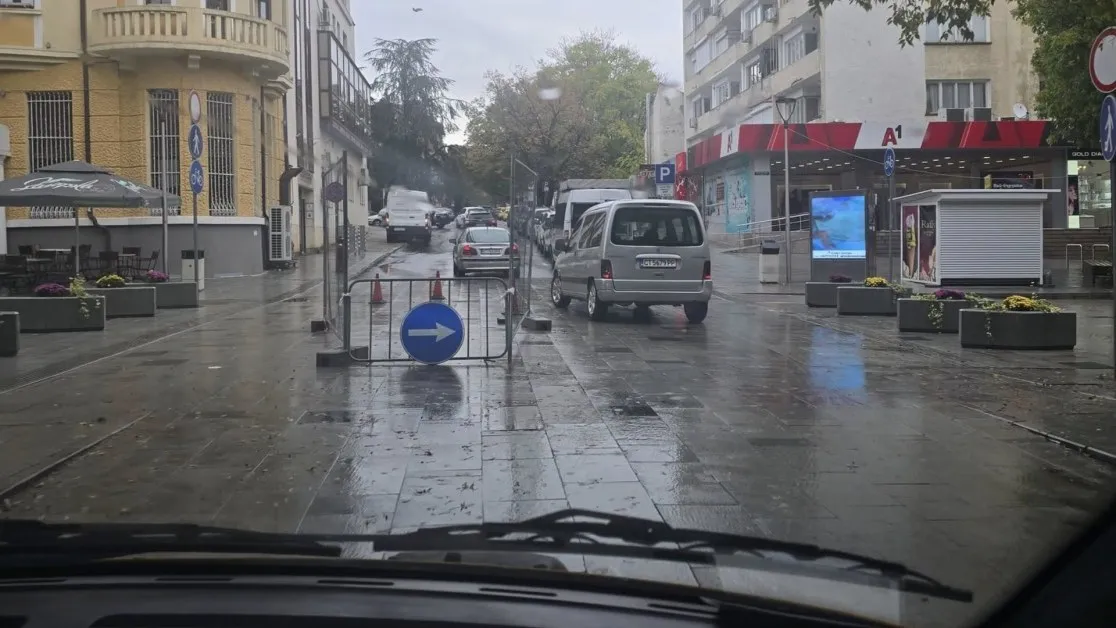 Сгрешен пътен знак праща шофьор в пешеходната зона на Стара Загора? СНИМКА