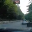 Напряко! Водач с БМВ изпревари отдясно и през отбивка ВИДЕО