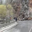 Свлачище затруднява движението по път в Родопите Свлачище затруднява движението по път в Родопите