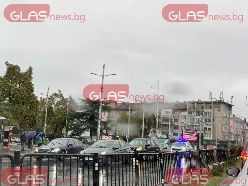 Верижна катастрофа на централен булевард в Пловдив СНИМКИ