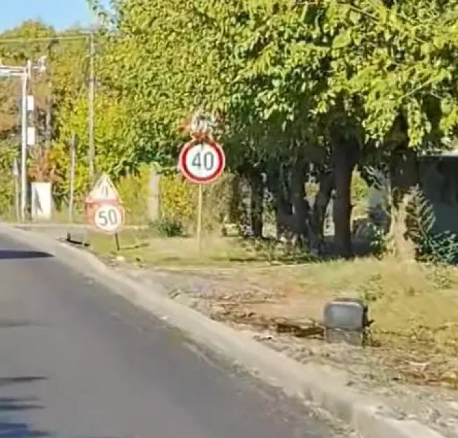 30, 50, 70 км/ч ... Хаос с пътни знаци на път в наше село ВИДЕО