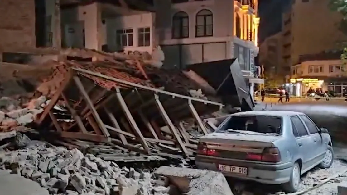 Десетки вторични трусове след земетресението в Турция ВИДЕО