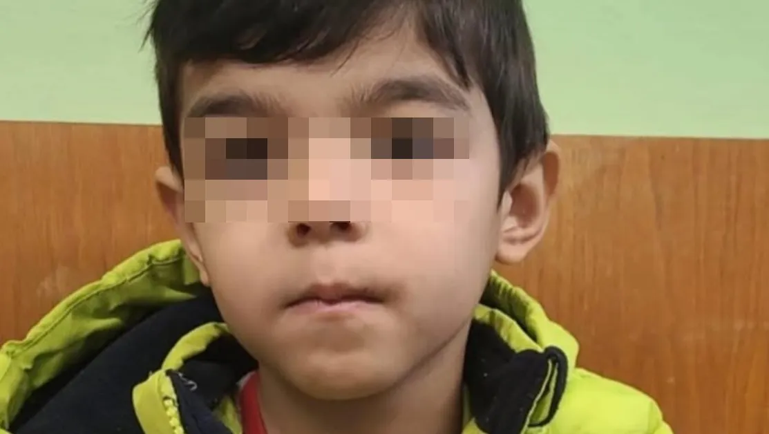 Детето, намерено само на улица в Добрич, е предадено на майка му