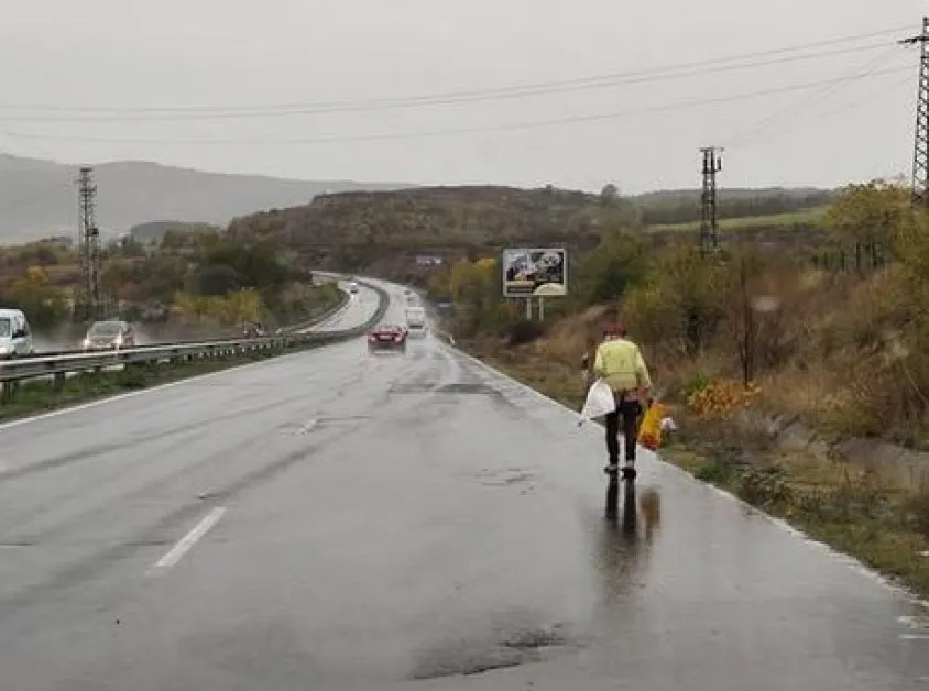 Неадекватен мъж вървя на път пред коли, подминаха го десетки СНИМКА
