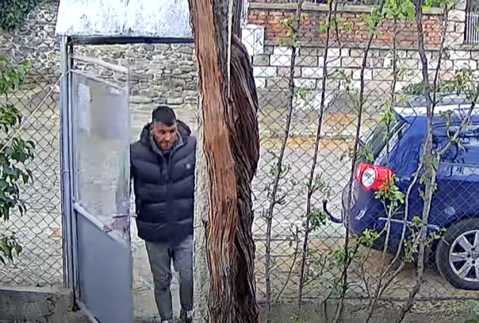 Мъж обикаля къщите в Кричим и влиза през отключени врати ВИДЕО