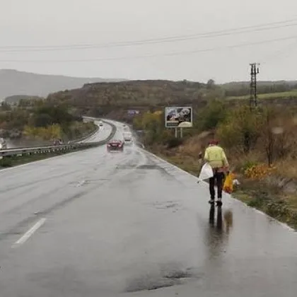 Шофьор попадна на притеснителна случка на оживен път като остана