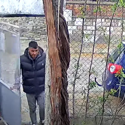 Мъж обикаля къщите в Кричим и влиза през отключени врати ВИДЕО Мъж обикаля къщите в Кричим и влиза през отключени врати ВИДЕО